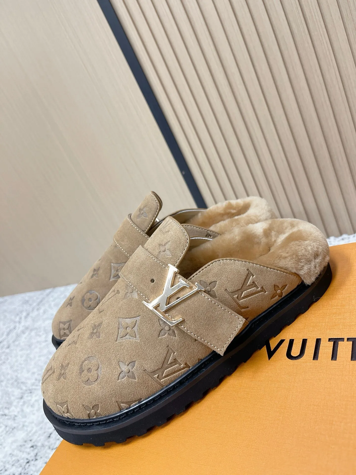 [L Home] P: 500💰 Size: 35-46 (female 40.41, male 45 46 custom-made) Top version Louis vuitton Lv top version LV couple's wool slippers New couple's Birkenstock slippers Cute and loveable, the foot feel is not too good Simple and high-end Sling-hee design Ready to wear and go Good news for lazy people Upper imported cowhide/imported old floral cloth Original hardware buckle, original molded high-density foam outsole Fabric: Yangjing/classic jacquard fabric Lining: imported wool lining Sole: original foam combination sole